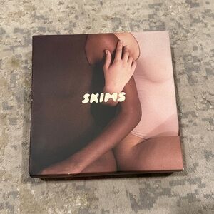 SKIMS Essential Shapewear Scoop Neck BodySuit Tigers Eye S/M